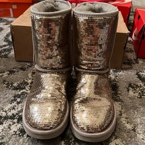 UGGS CLASSIC SHORT SEQUIN BOOT US 6